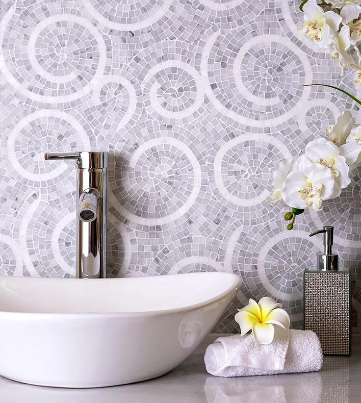 Белая мозаика Luxor Bianco Carrara & Thassos White Micro Mosaic, сложенная из крошечных кусочков мрамора, грамотно выделит зону душевой во внутренней отделке.