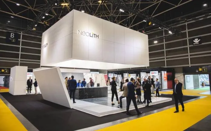 Neolith представила свои коллекции в шоуруме «Unboxing», стилизованном под внутреннюю часть большой коробки