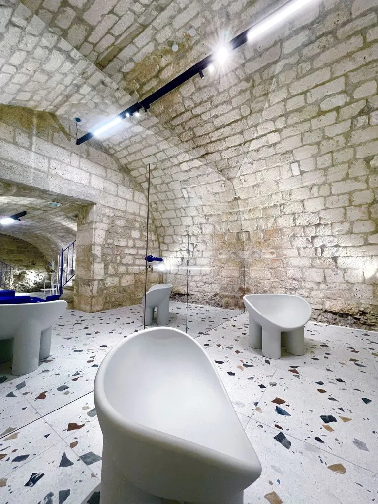 Плитка из керамогранита Stracciatella-R Nacar от Arcana Ceramica (Испания) внесла весомый вклад в обустройство этого удивительного интерьера.