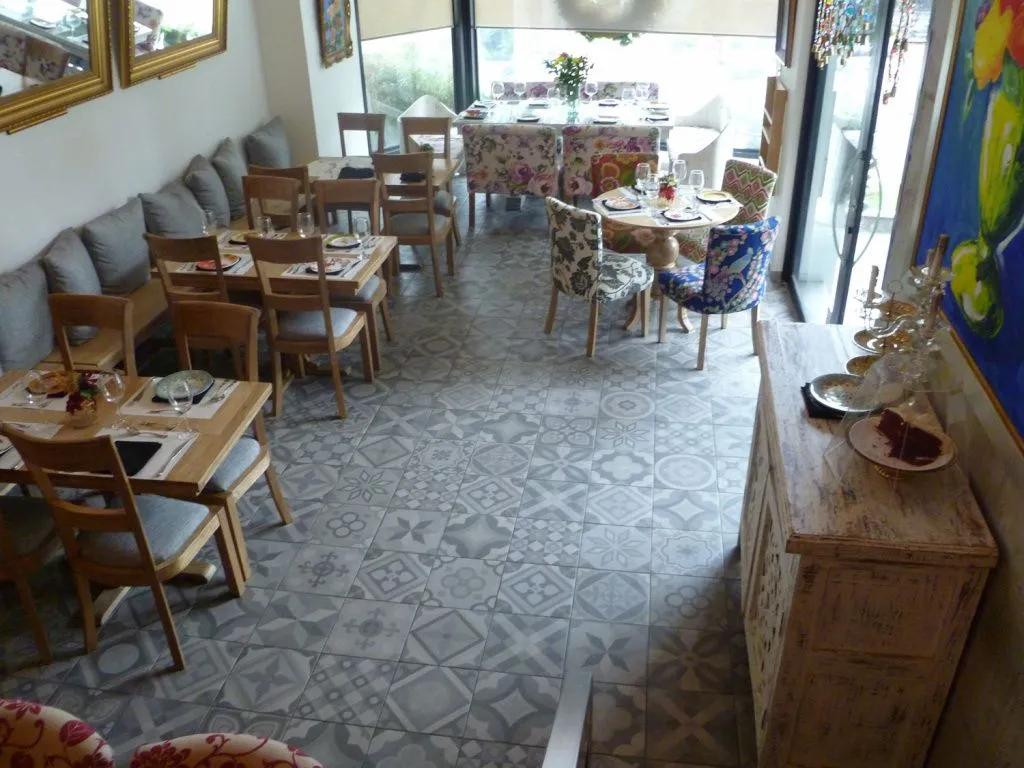 Керамогранит Gredos Mix в стиле пэчворк формата 30x30 см коллекции Ribadeo бренда Vives Ceramica (Испания).