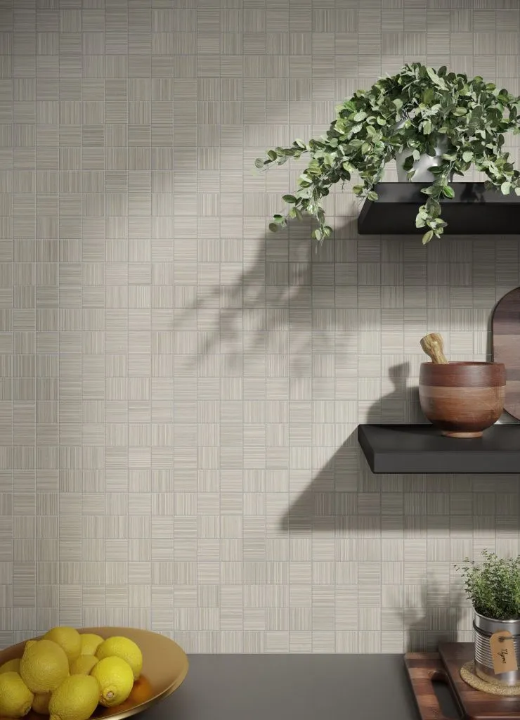 Компания Caesar Ceramics USA описала новинку как воплощение изысканного минимализма. Доступна в различных размерах и включает в себя мозаичную плитку 30х 0 см (с квадратными элементами размером 5х5 см).