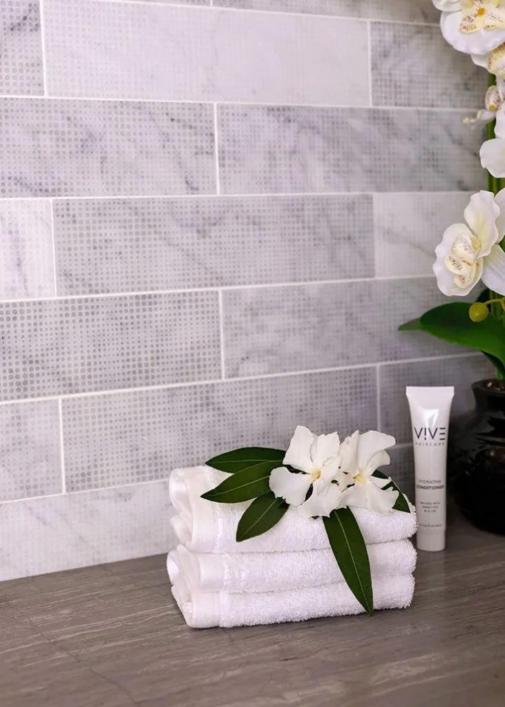 Коллекция Carrara Dots Etched Marble Subway посвящена каррарскому мрамору серого оттенка.