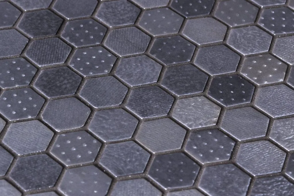 На фотографии с помощью мозаики из матового стекла Statuario Matte из серии ONIX Ecostones облицованы как стены, так и пол снаружи.