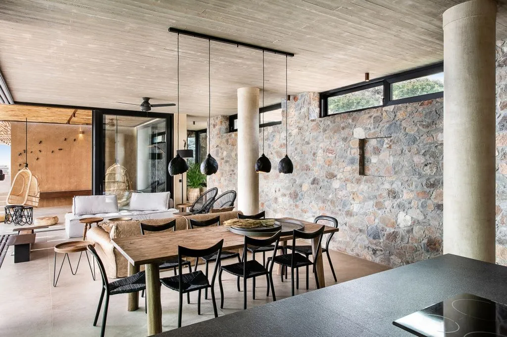 Проект выполнили Nikos Lykoydis из архитектурного бюро Paly Architects и специалисты студии дизайна интерьеров Manos Kypritidis.