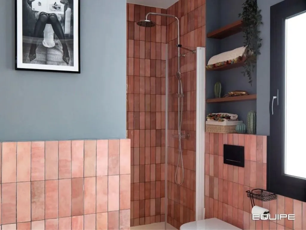 Выбор пал на плитку бренда Equipe Ceramicas (Испания) модели Artisan Rose Mallow, существенно оживившую настенную отделку.