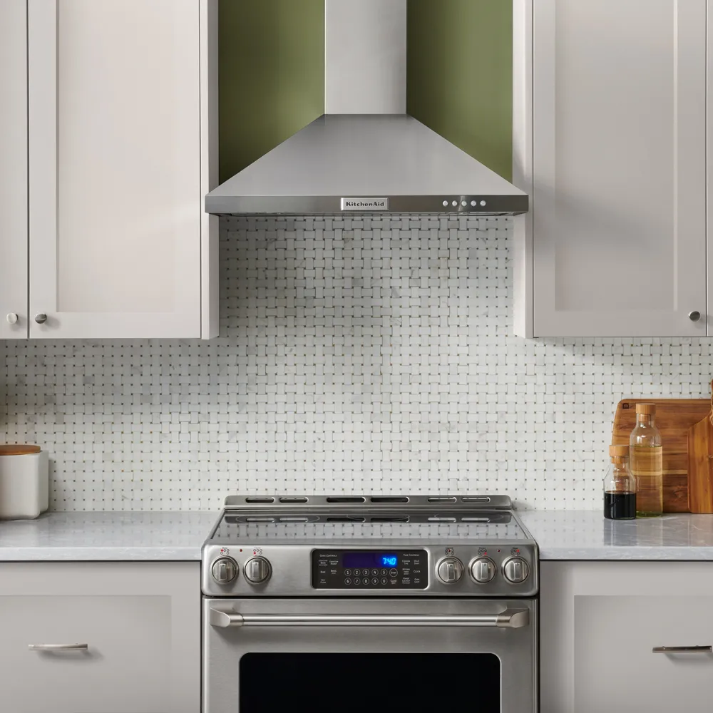 оздающая объемный эффект плитка Brooklyn Marquina, ромбовидная мозаика Bryant Mosaic и шестиугольная плитка Hexagon Mosaic нежно-белого оттенка Wall Street White.