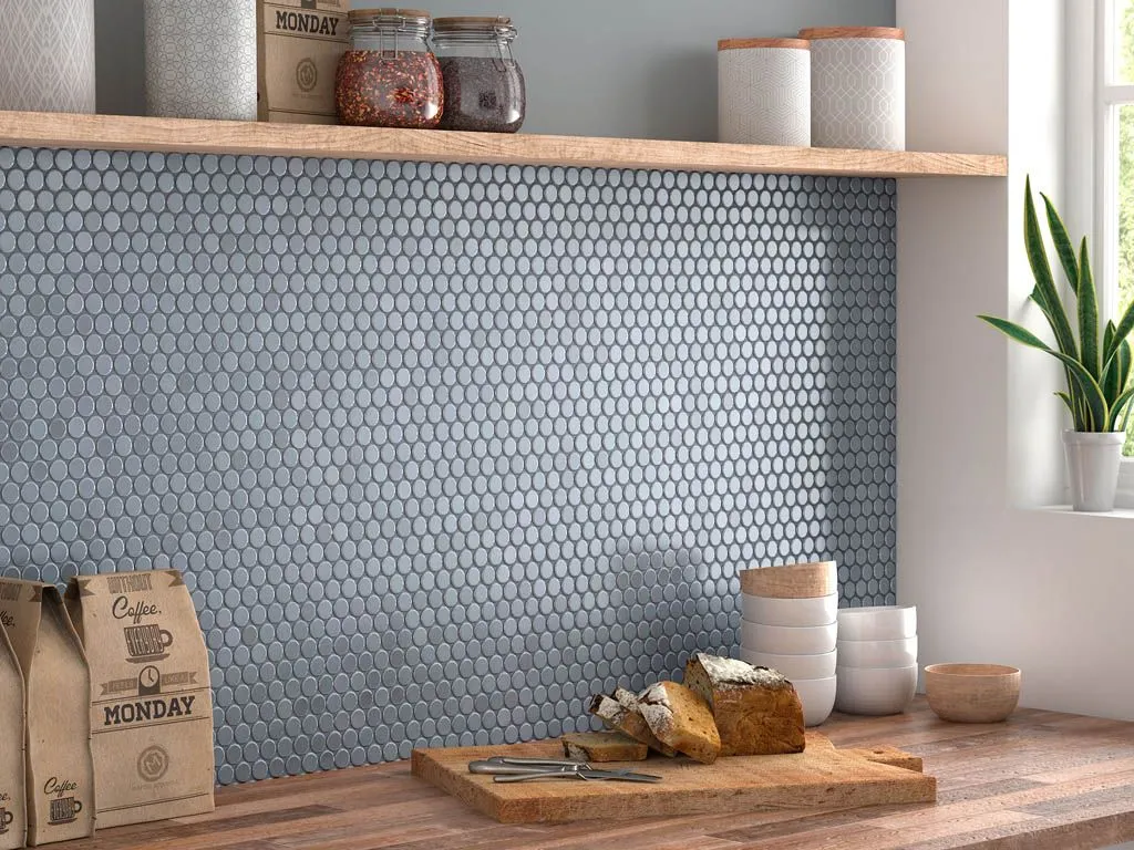 На фото мозаика серии Circle Vidrepur разных цветов для фартука на кухне