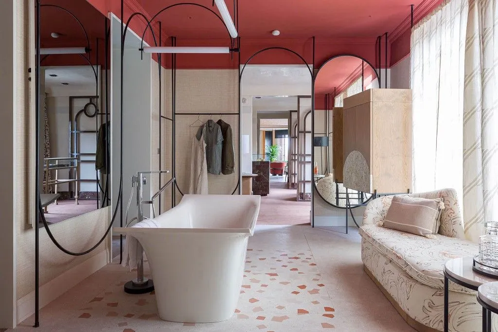 На фото проект «Grand Boulevards» студии U Interior Design с обыгрыванием нейтральных и землистых тонов. На фото проект «Grand Boulevards» студии U Interior Design с обыгрыванием нейтральных и землистых тонов.