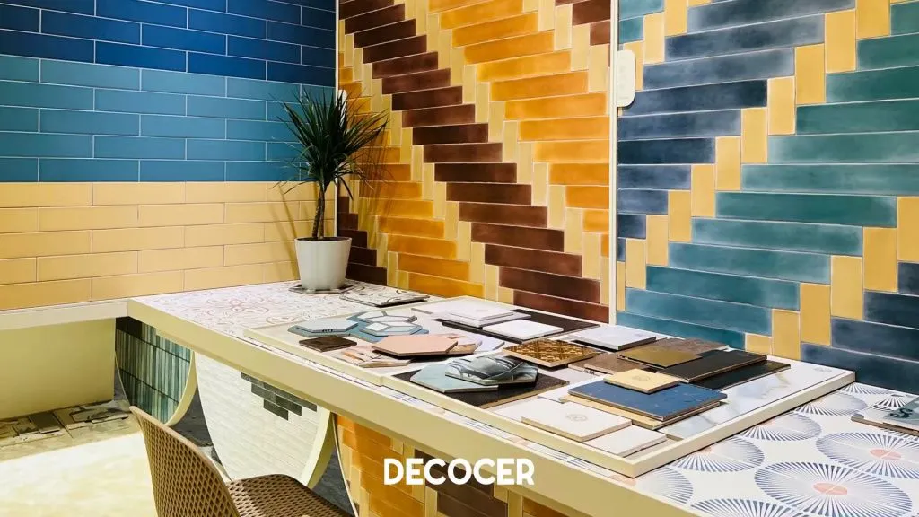 На выставке Cersaie 2022 компания Decocer представила большое разнообразие вариантов отделки
