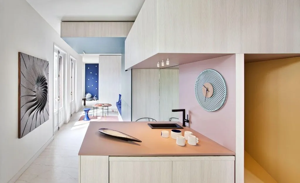 На фото архитектор Эктор Руис-Веласкес выбрал Dekton для покрытия пола в квартире «Alvic Modular Home». На фото архитектор Эктор Руис-Веласкес выбрал Dekton для покрытия пола в квартире «Alvic Modular Home».