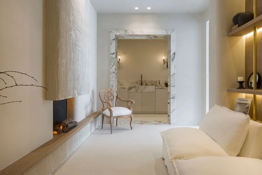 На фото комната «Recuerdo», созданная Estudio Querencia, использовавшей панель Calacatta Luxe. На фото комната «Recuerdo», созданная Estudio Querencia, использовавшей панель Calacatta Luxe.