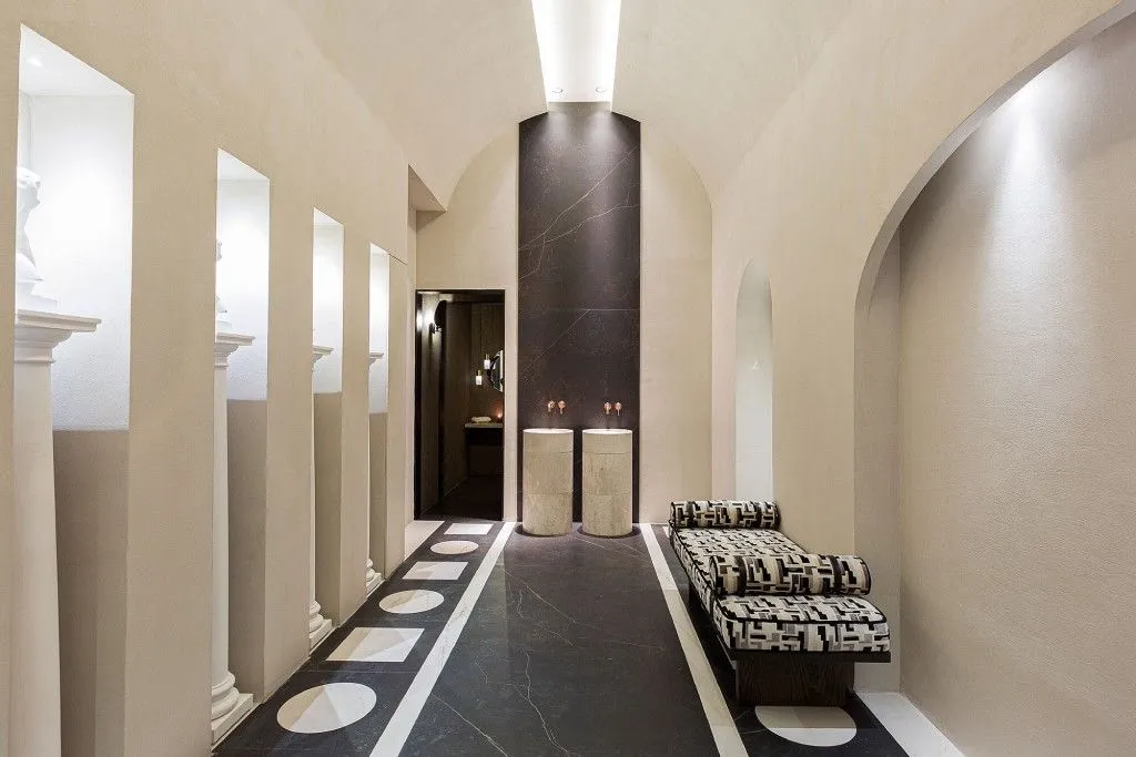 На фото туалетная комната общественного назначения «A Roman Bath», созданная дизайнерами из Somos2studio. На фото туалетная комната общественного назначения «A Roman Bath», созданная дизайнерами из Somos2studio.