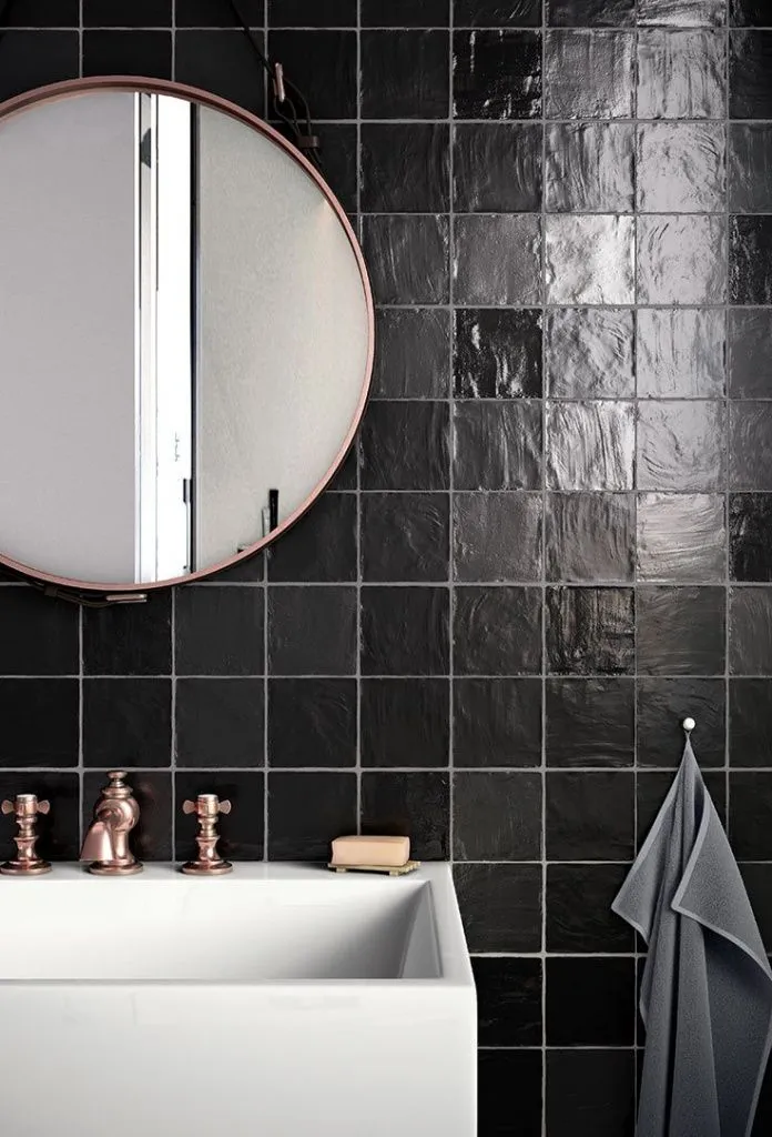 Мозаичная панель серии White & Green Bricks Carrara & Glass Mosaic наглядно демонстрирует, как текстура каррарского мрамора изящно гармонирует со стеклянной поверхностью глубокого изумрудного оттенка.